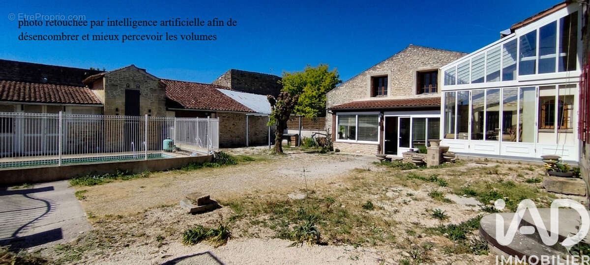 Maison 374 m² à Saint-Georges-De-Longuepierre  - photo 2