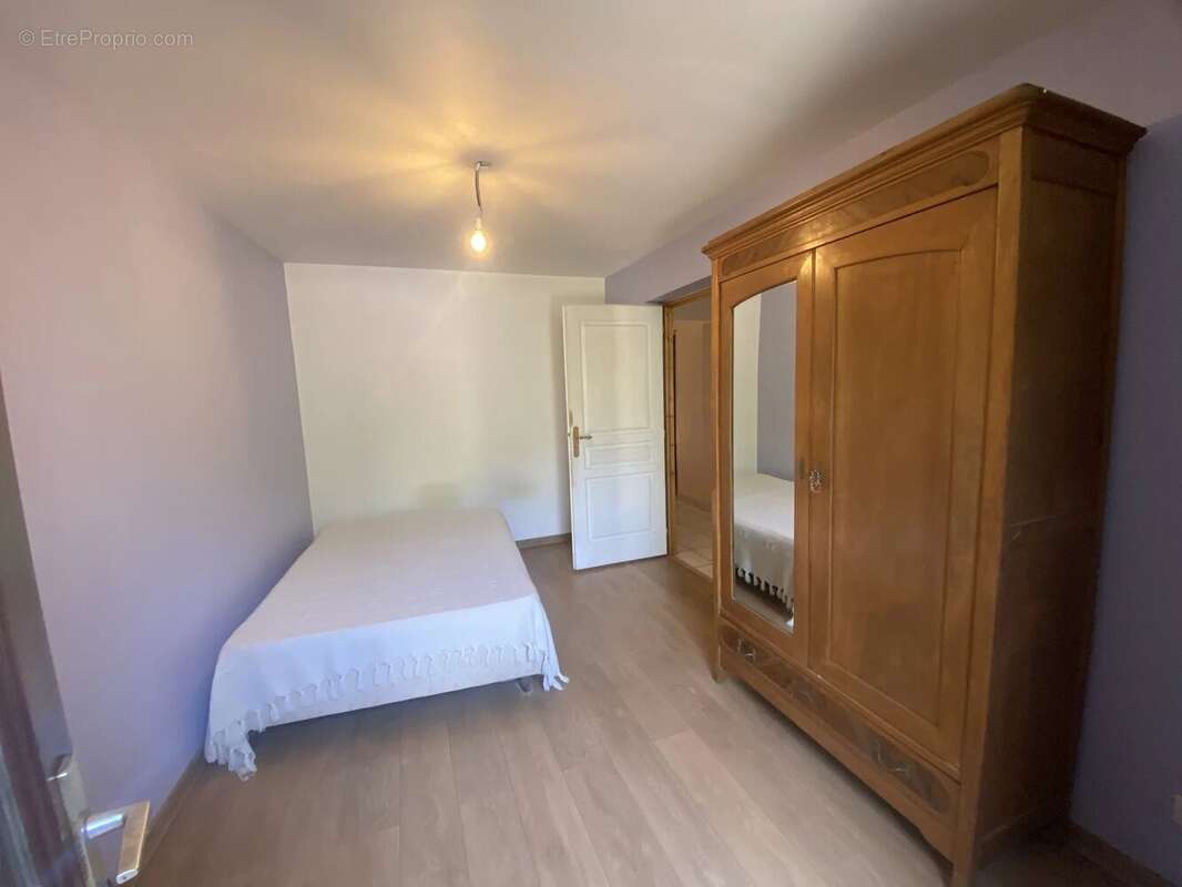 Maison mitoyenne de 185 m² composée de deux appartements ,jardin, terrasse, garage et cave à Séchilienne. - photo 11