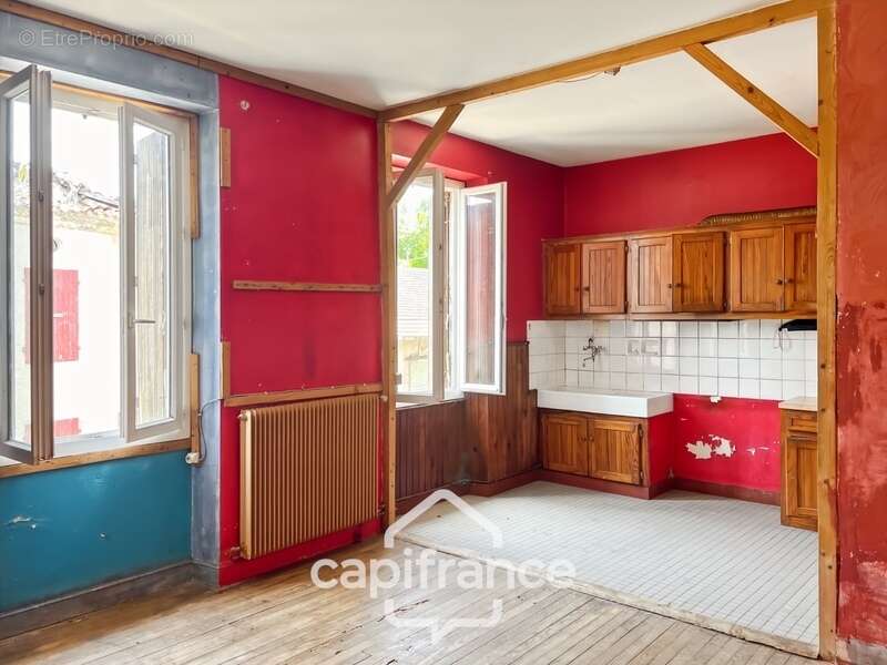Maison à renover avec fort potentiel, cour et garage - photo 3