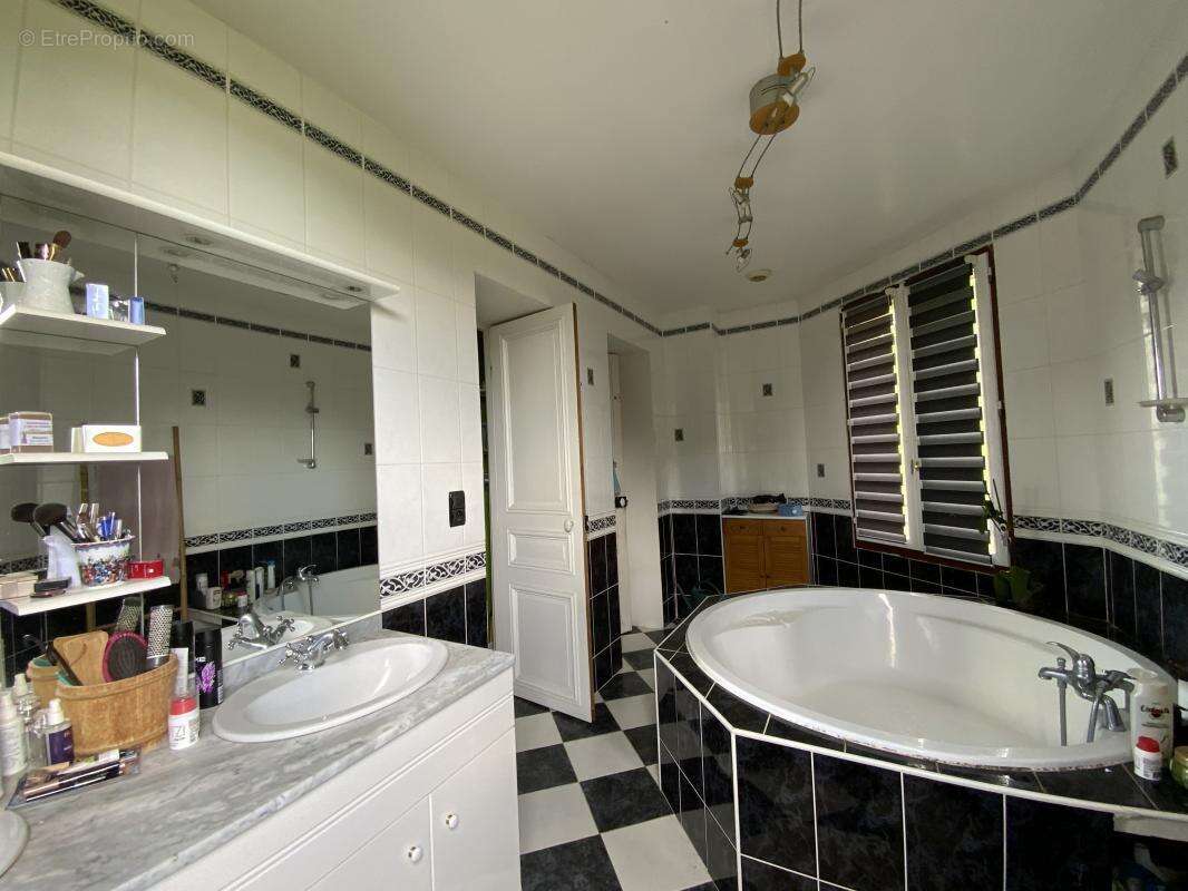 Maison à BERSAC-SUR-RIVALIER