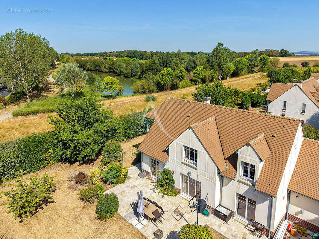 Bailly-Romainvilliers :  Maison familiale de 160 m², terrain 887 m², vue lac - photo 2