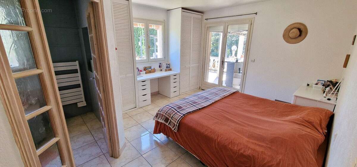 Maison 281 m² à Peymeinade  - photo 8