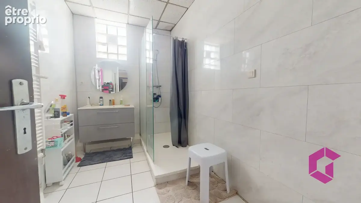12 Min au Sud Issoire, 5kms A75 Propriété avec appartement et local professionnel sur terrain 3000M2 - photo 8