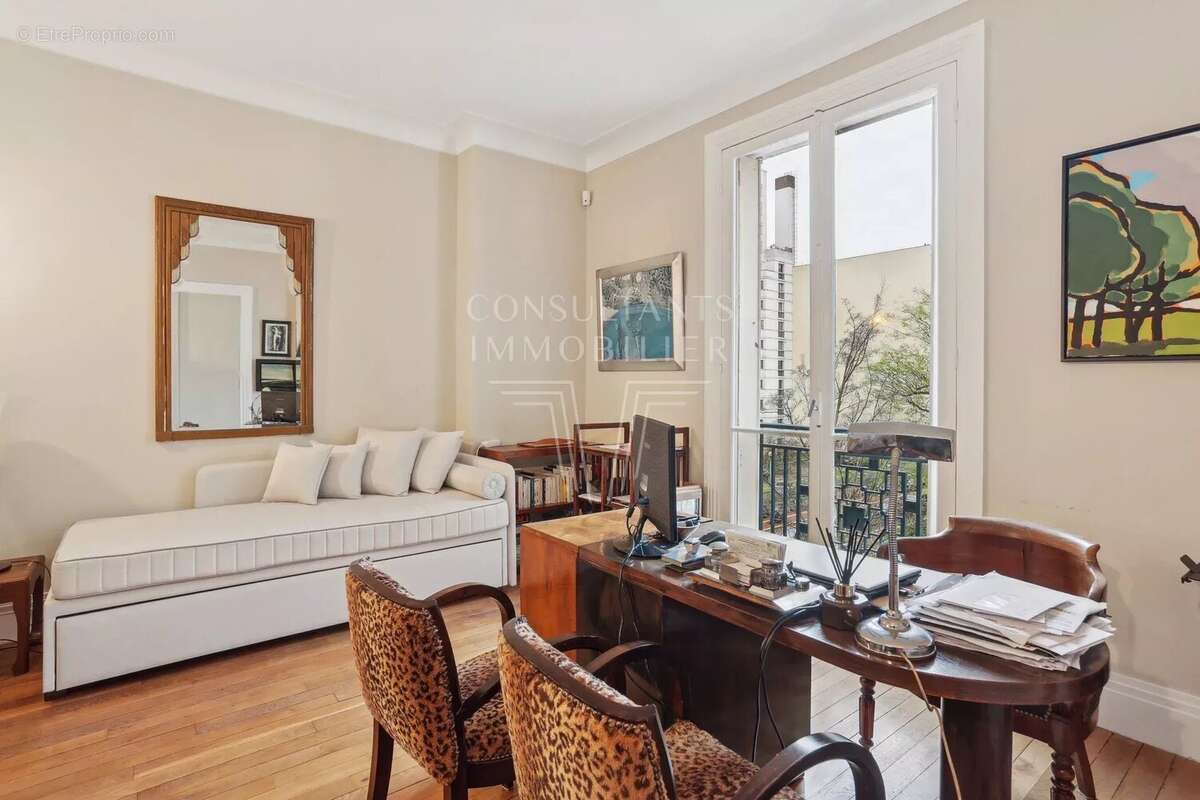 Appartement à PARIS-16E