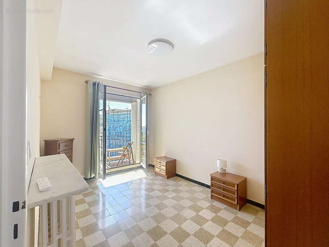 Appartement à SAINT-LAURENT-DU-VAR