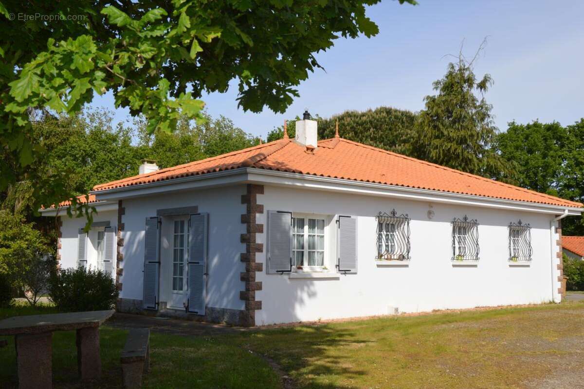 Maison à SAINT-GEORGES-DE-POINTINDOUX