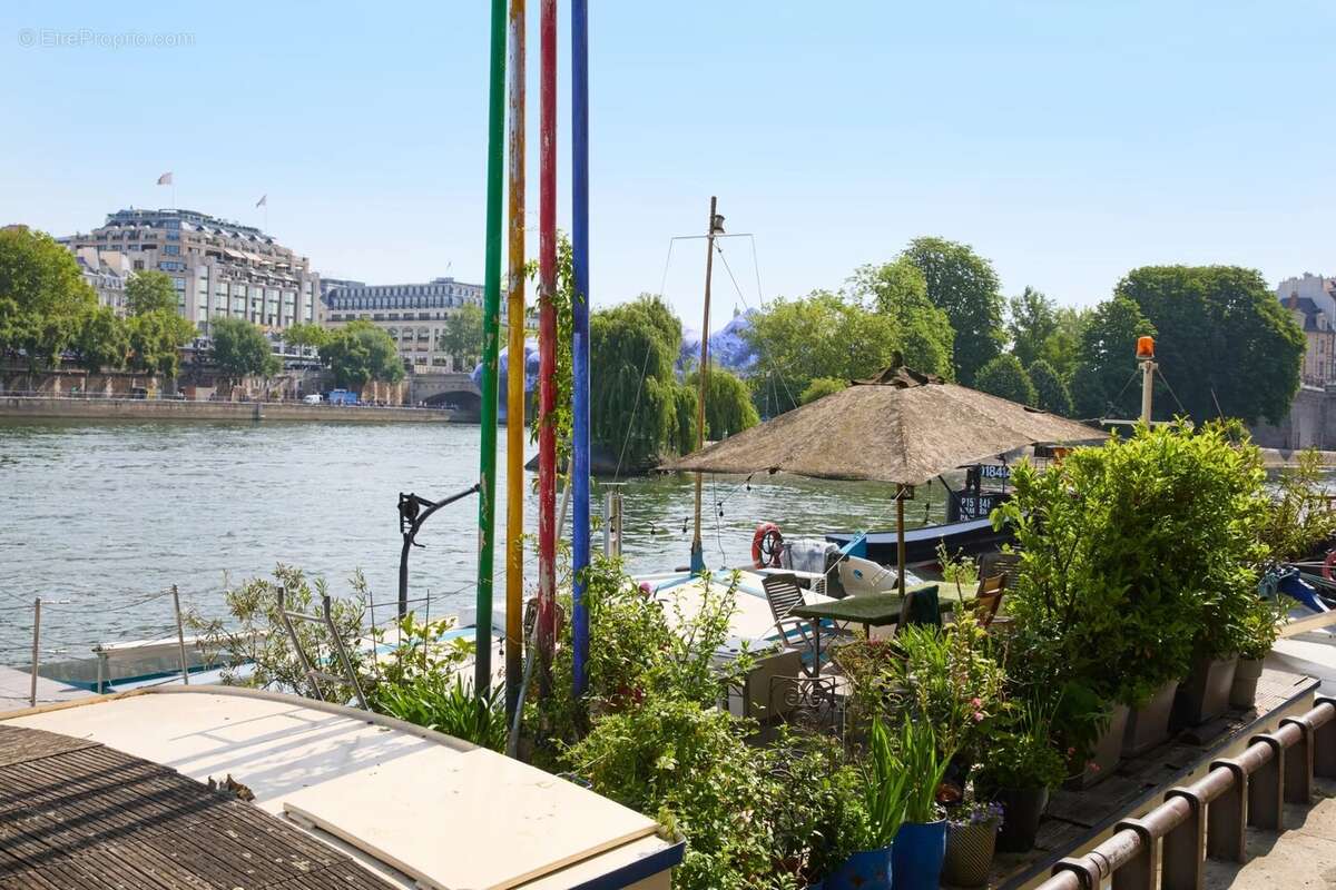 Autre à PARIS-6E