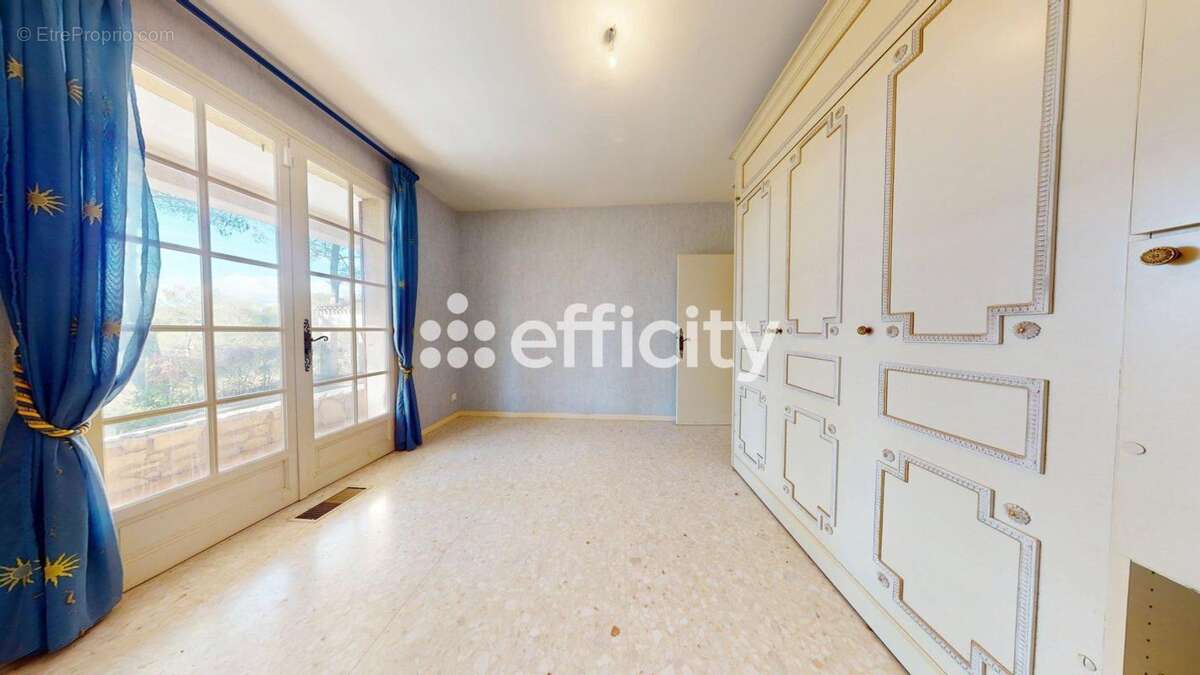 Maison à SAINT-CLEMENT-DE-RIVIERE