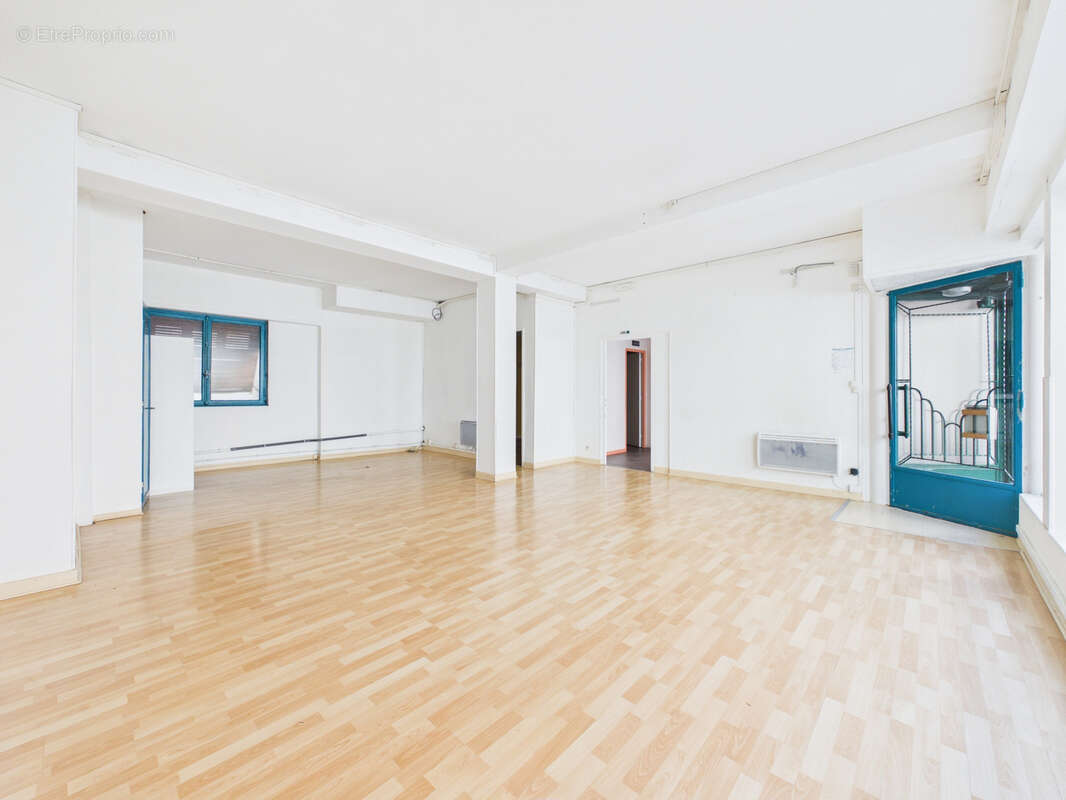 Grand local de 109 m2 + 63m2 de cave/stockage - Divisible en 2 espaces distincts - QUAI DES BATELIERS - photo 6