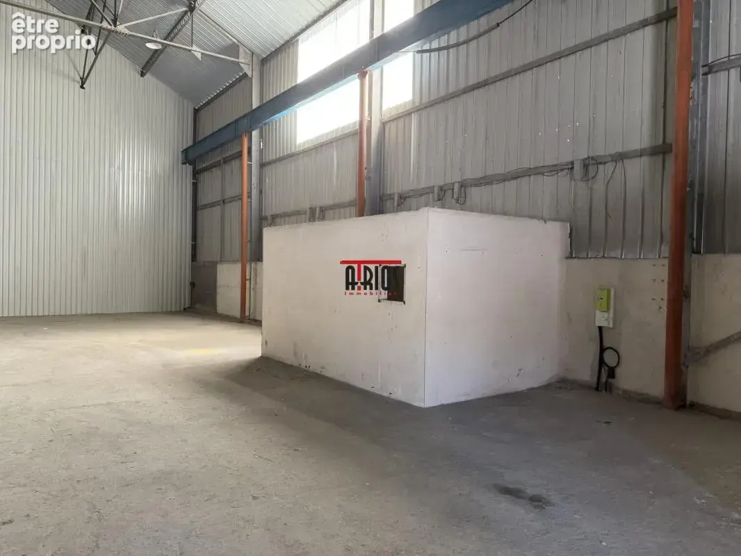 Batiment industriel sur 14 000m² de terrain - 7 lots d'entrepot - photo 8