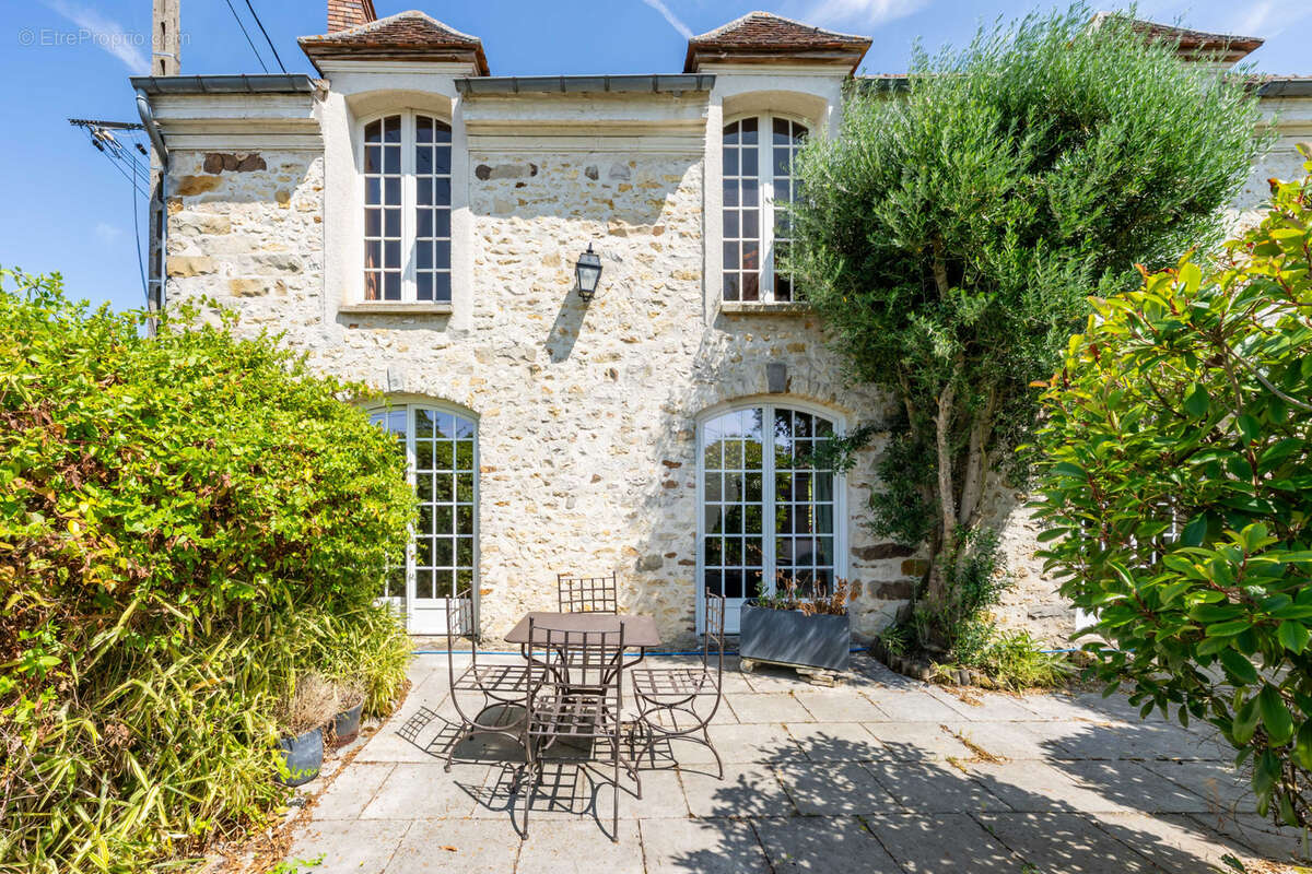Ensemble immobilier de charme avec maison de 310 m2 et dépendances - photo 23