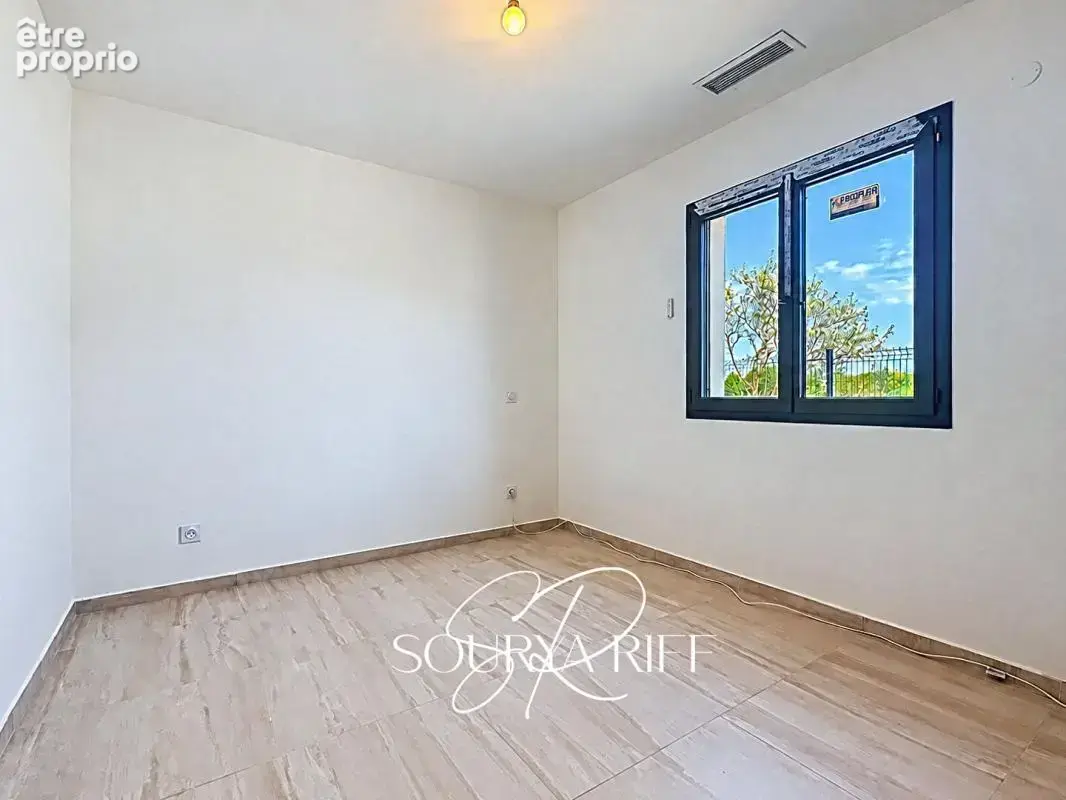 Maison de plain-pied avec climatisation, piscine et garage - photo 13