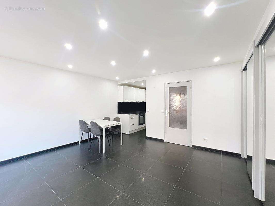 Appartement à SAINT-LAURENT-DU-VAR