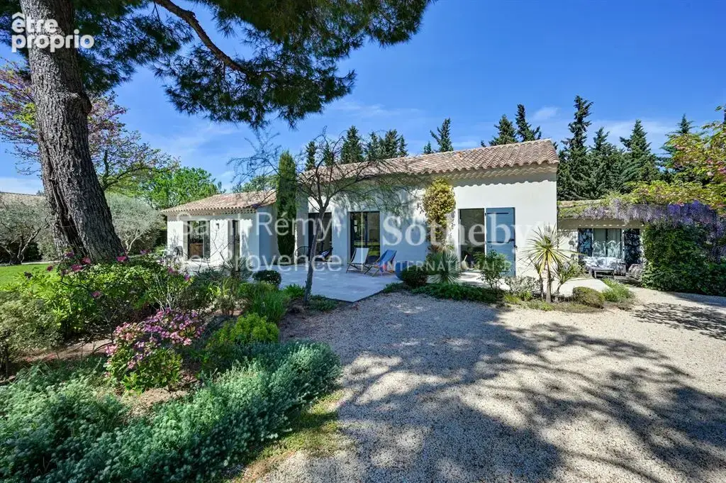 Exclusivité. Rare, Eygalières, belle maison rénovée en centre village avec jardin et piscine - photo 3