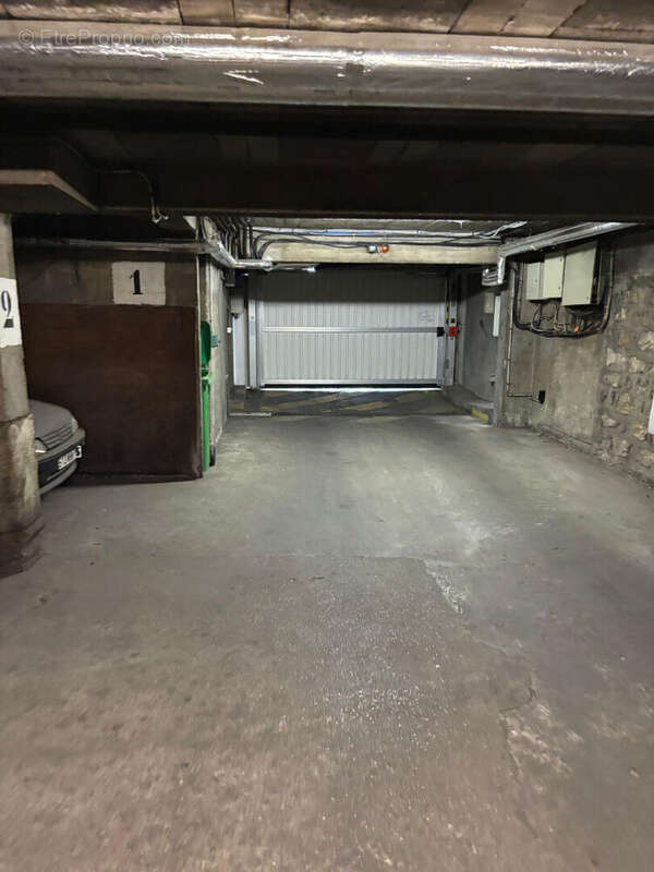 Parking à PARIS-11E