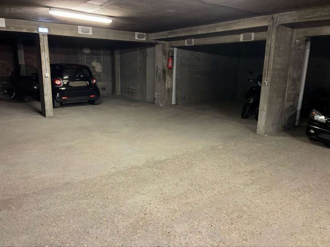 Parking à PARIS-11E