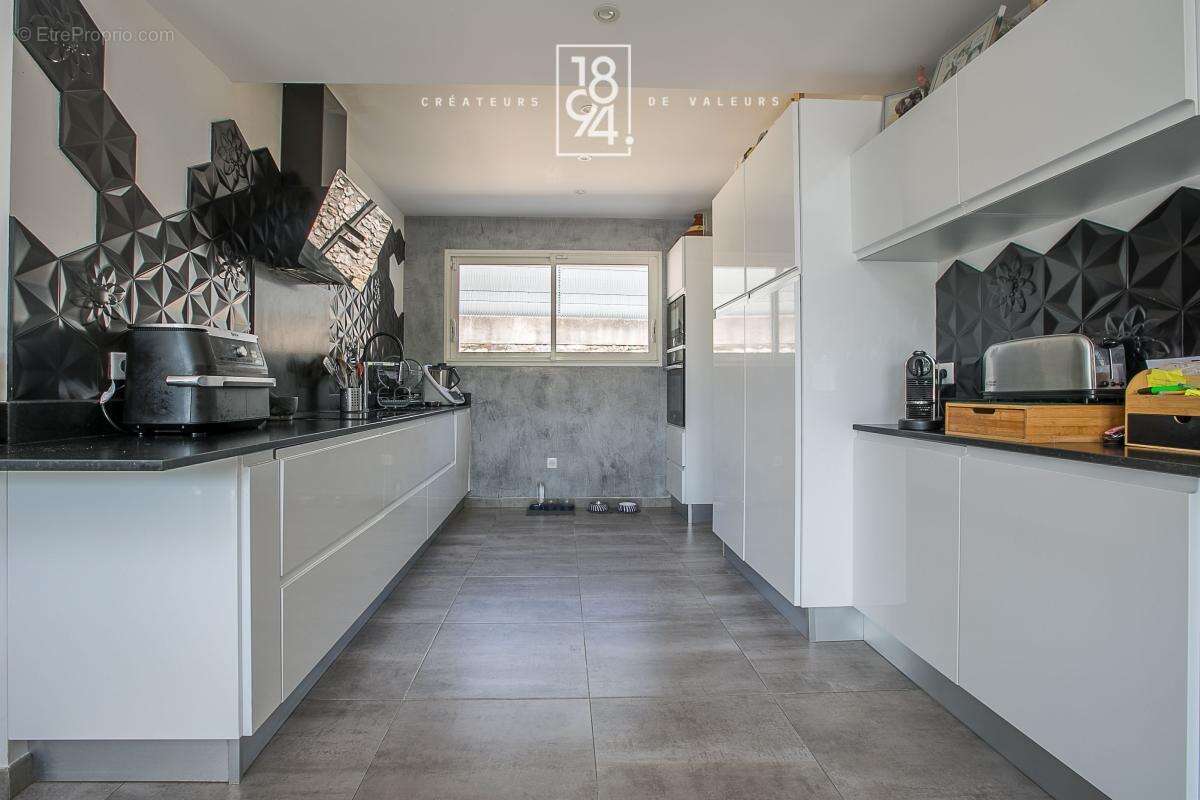 Maison À Vendre T6 Marseille 13011  Eoures  180m²  Piscine chauffée  Jacuzzi  Jardin paysagé  Salle de cinéma - photo 10