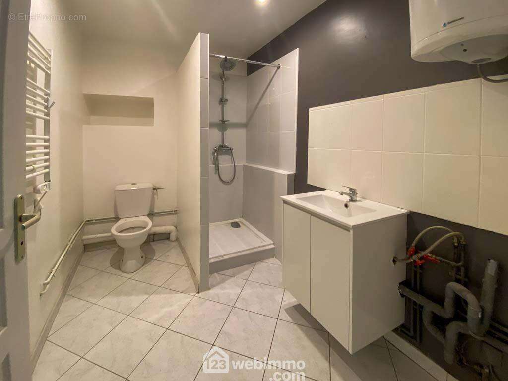 Des salles d&#039;eau récentes - Appartement à SAINT-VINCENT-STERLANGES