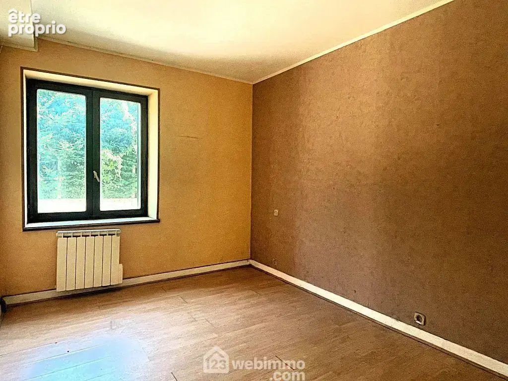 De l'autre côté de la cuisine, un dégagement distribue 2 chambres,