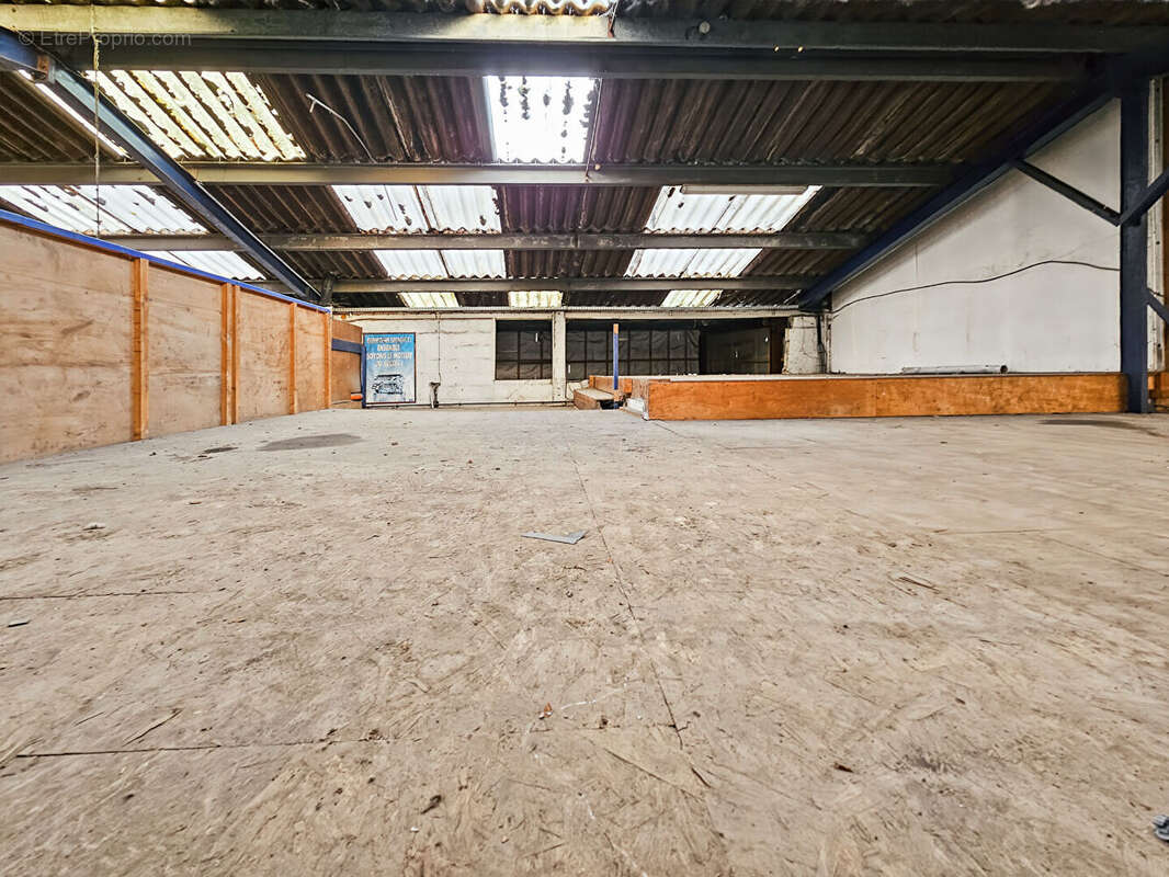 Parking à BAZOUGES-LA-PEROUSE