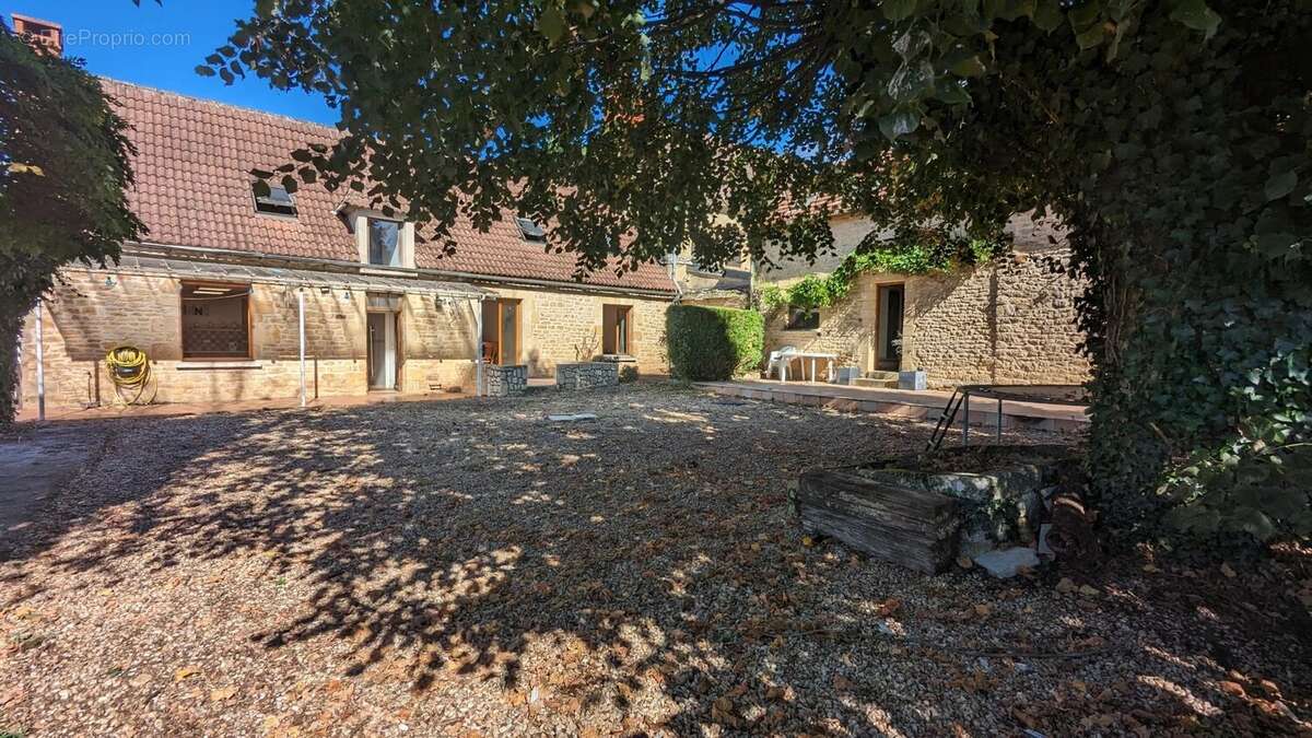 Maison à SALIGNAC-EYVIGUES