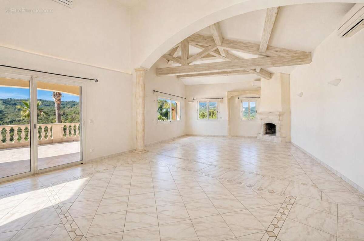 Maison à ROQUEBRUNE-SUR-ARGENS