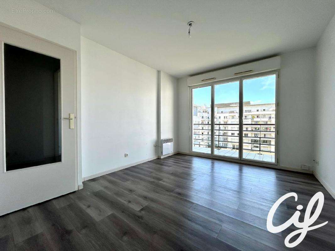 Appartement T1B NANTES Champ de Mars - 32.6 m2  138 000 Euros - photo 2