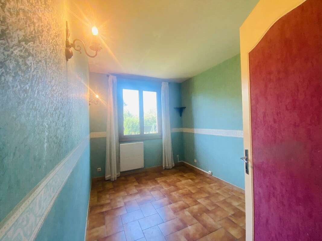 A vendre à la Chapelaude - Maison 4 chambres sur sous/sol semi-enterrée avec garage pour 2 vl - photo 9