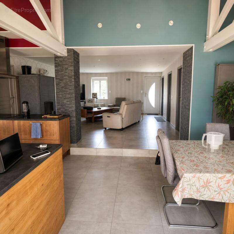 Maison de 5 pièces de 123 m² à Durdat-Larequille - photo 3