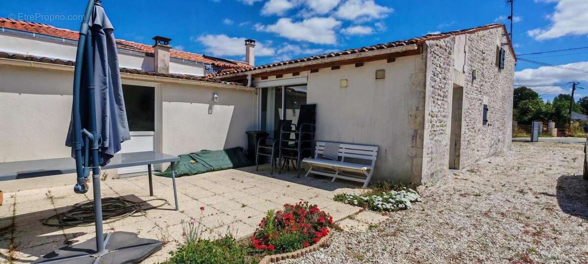 Maison 96 m² à Saintes  - photo 7