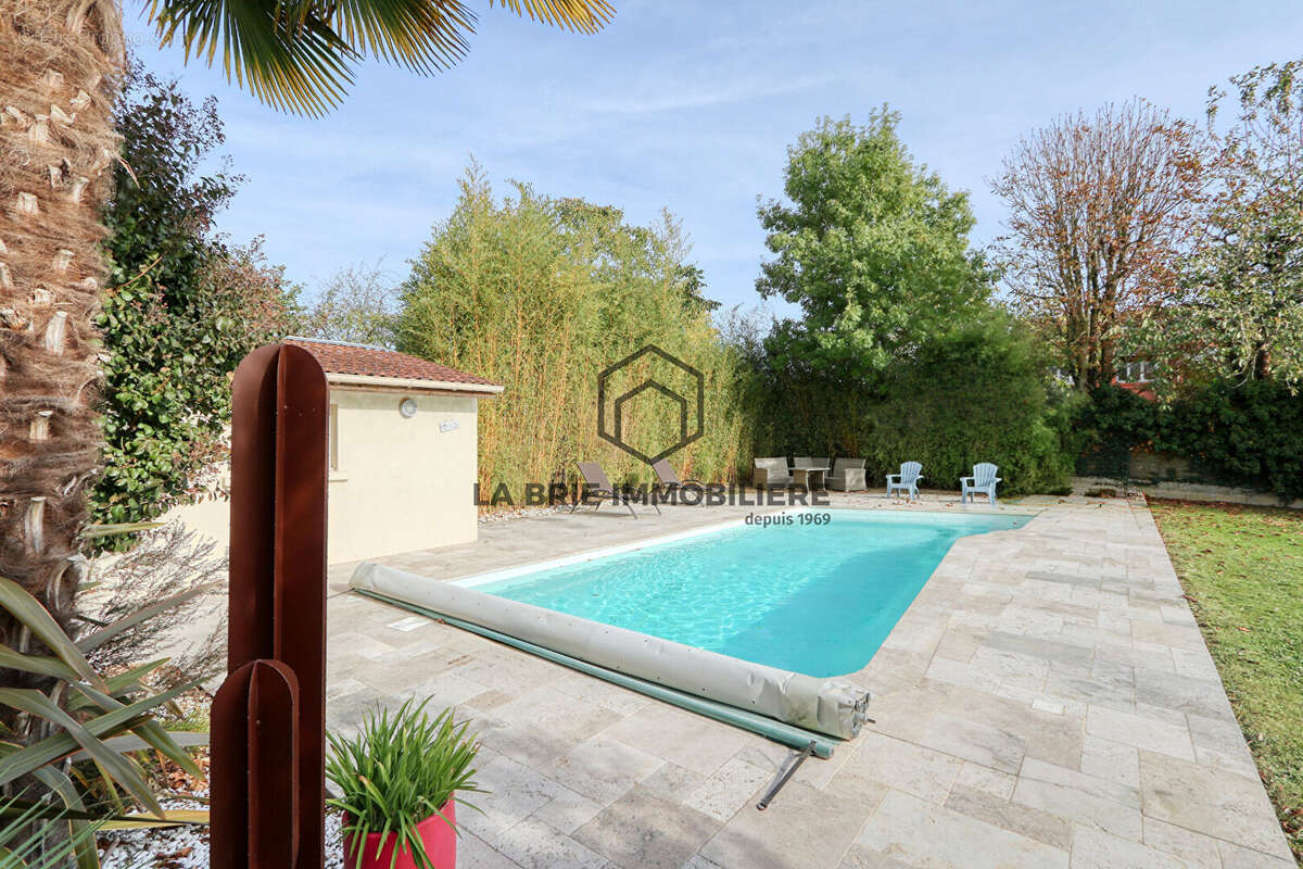 Maison à MANDRES-LES-ROSES