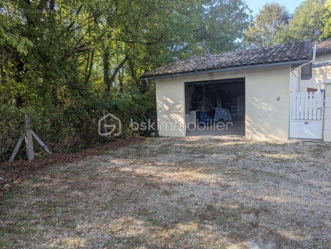 Maison à SAINT-MEDARD-DE-GUIZIERES