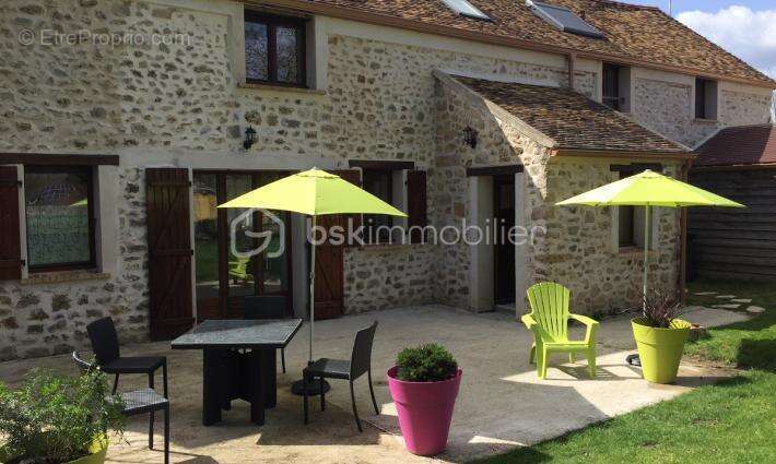 Commerce à FONTENAY-LES-BRIIS