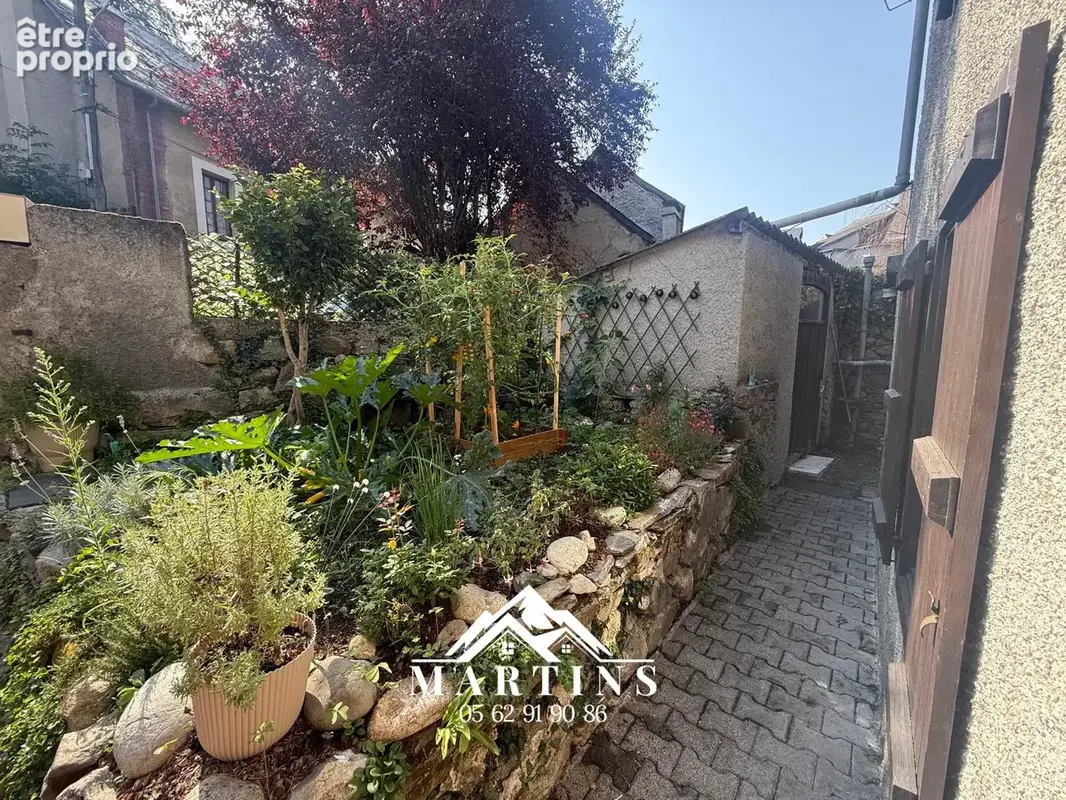 EXCLUSIVITE / ARGELES-GAZOST - Centre-ville - Maison édifiée sur 3 niveaux de 135m2 habitables + jardinet. - photo 3