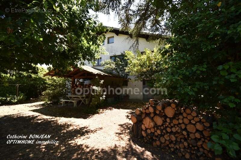 CARCANS BOURG - Maison familiale à rénover avec dépendances sur un magnifique terrain arboré d'environ 1400 m2 - photo 3