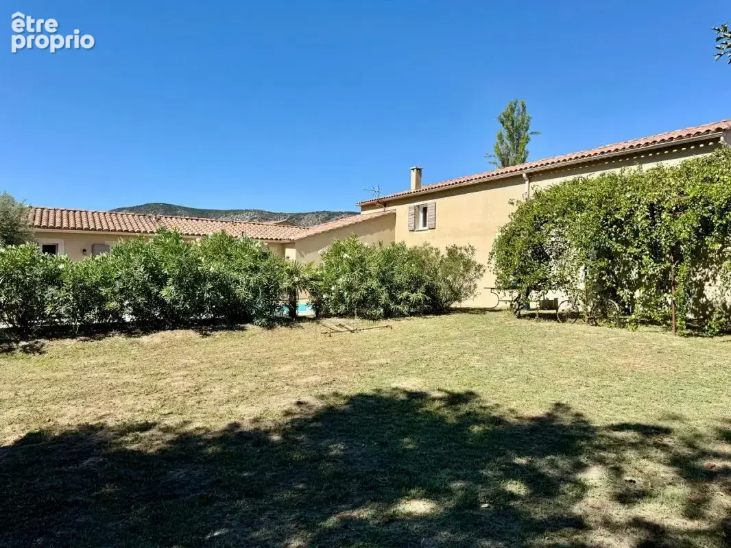 Ensemble immobilier de caractère à Malaucène : grande habitation de charme, hangar et dépendances professionnelles - photo 4