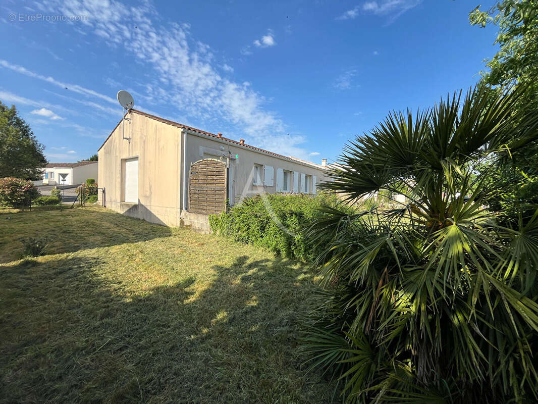 Maison à MOUTIERS-LES-MAUXFAITS