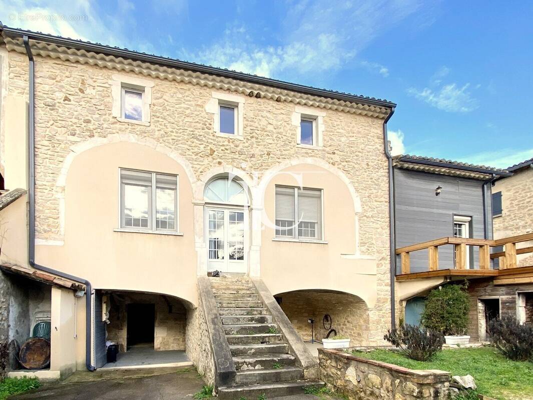 Sud barjac, maison de village de caractere, 178m2, 3 chambres, piscine, jardin 960m2 - photo 2