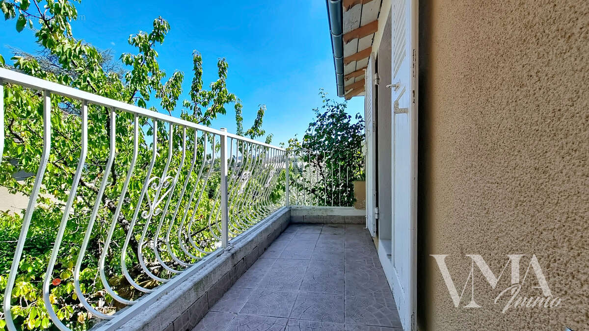 Écully   maison atypique dans un écrin de verdure - photo 11