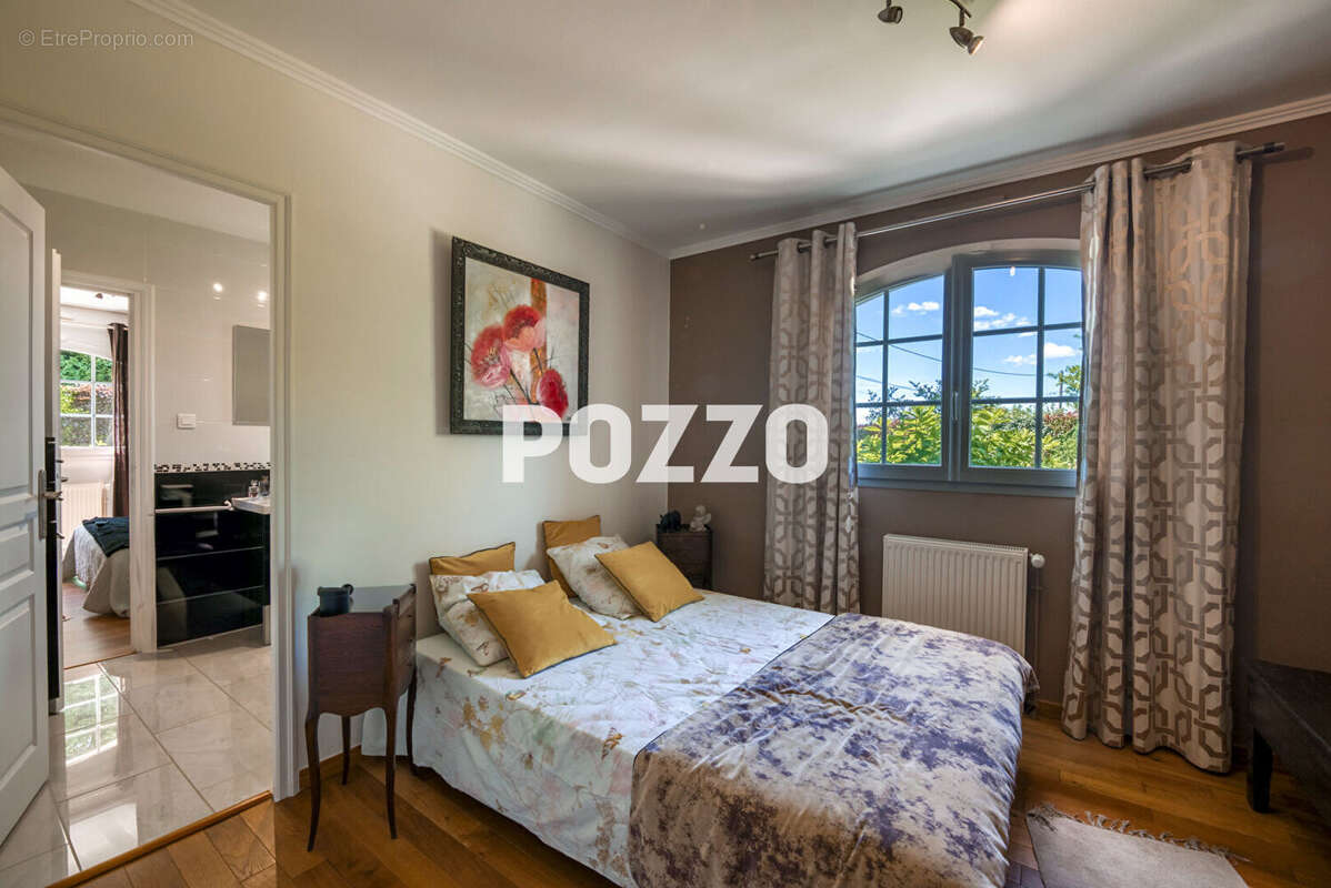 Maison à LES TROIS-PIERRES