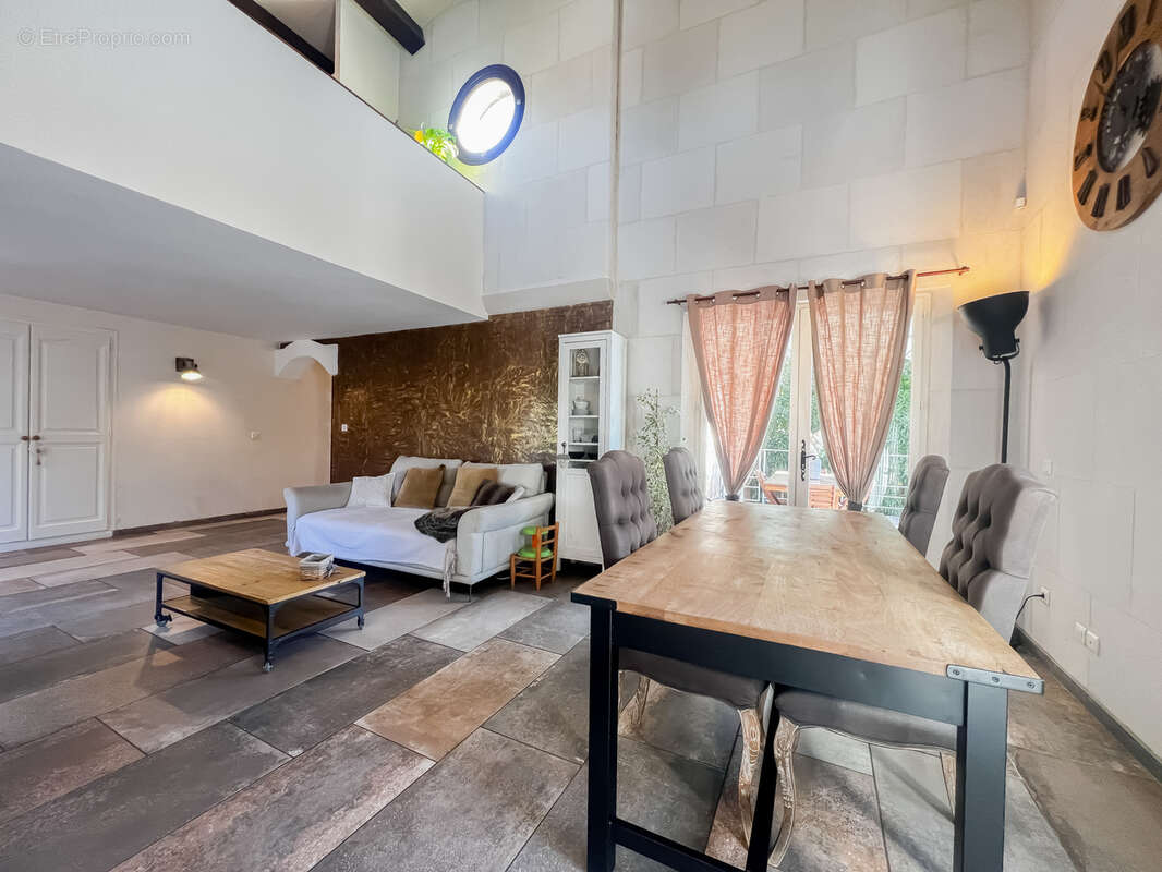 Maison à SAINT-MITRE-LES-REMPARTS