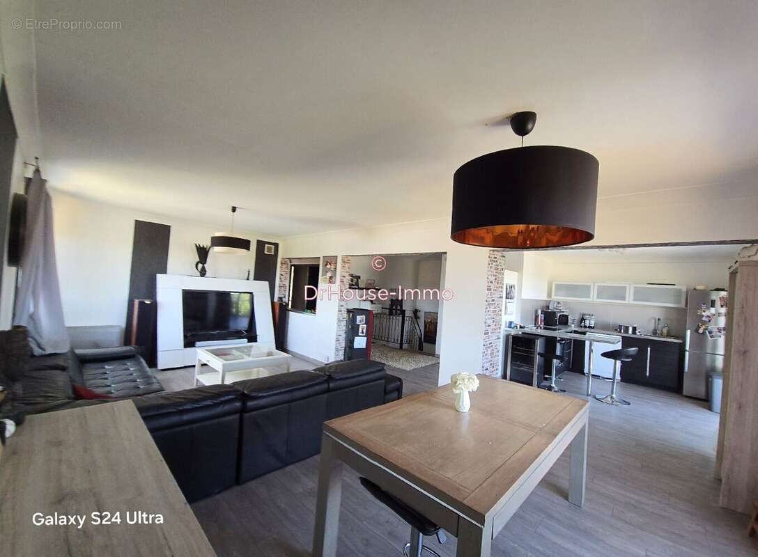 Maison 146 m² à Le Chambon-Feugerolles  - photo 3