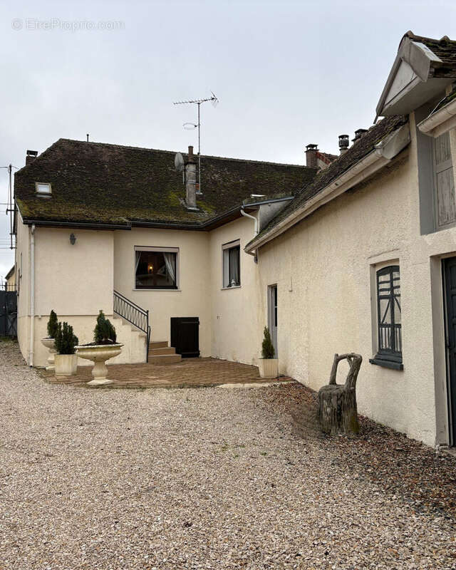 Maison à MAIZIERES-LA-GRANDE-PAROISSE