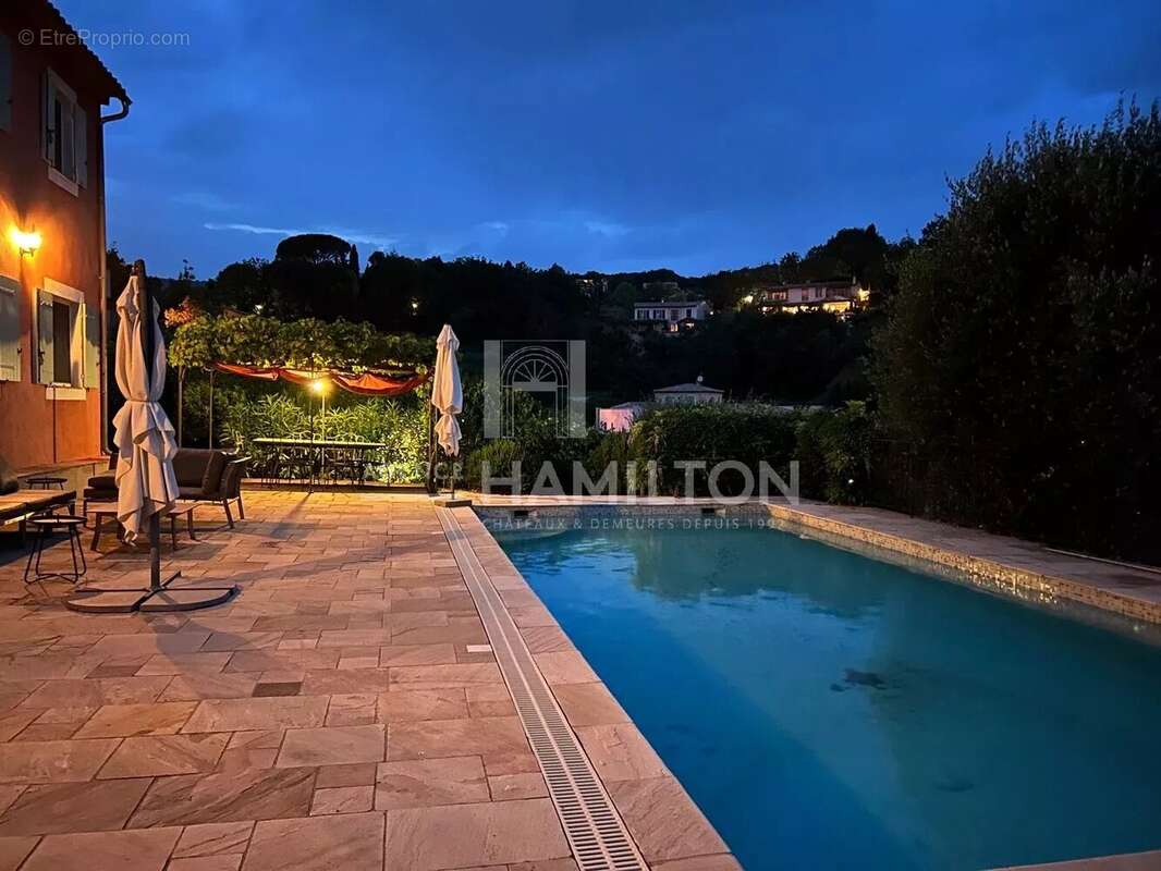 Maison à CHATEAUNEUF-GRASSE