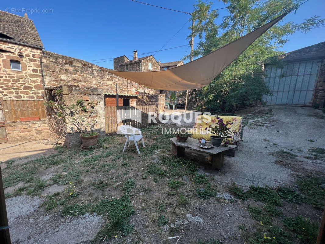 Maison à usage d'habitation avec dépendances, cour et jardin - photo 4