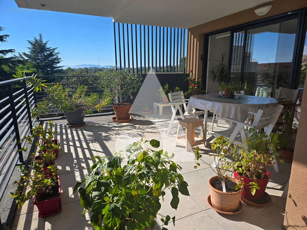 SAINT-RAPHAEL, 300 M DES PLAGES  Superbe T3 de standing avec terrasse de 23 m² - photo 2