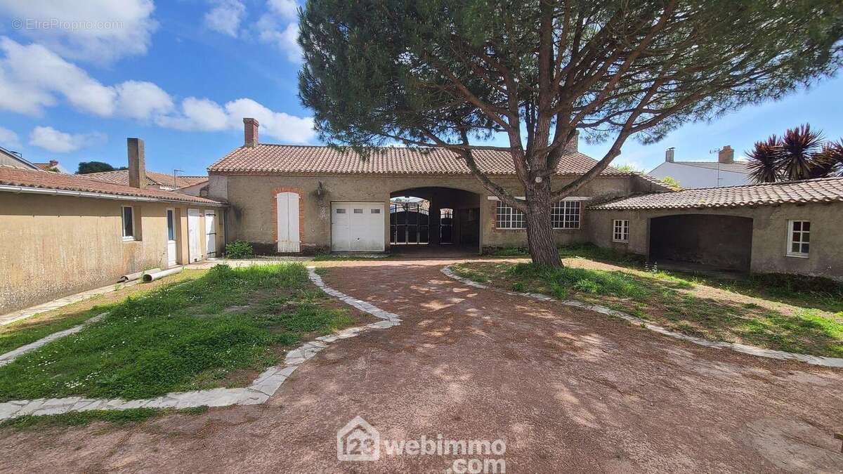 Porche et cour intérieure. A gauche garage et accès maison et ses dépendances. - Maison à TALMONT-SAINT-HILAIRE