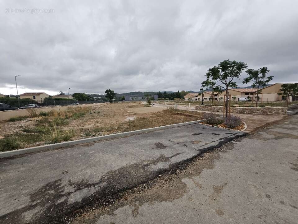 Terrain à PEYROLLES-EN-PROVENCE