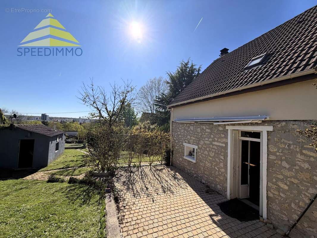 Maison à MANDRES-LES-ROSES