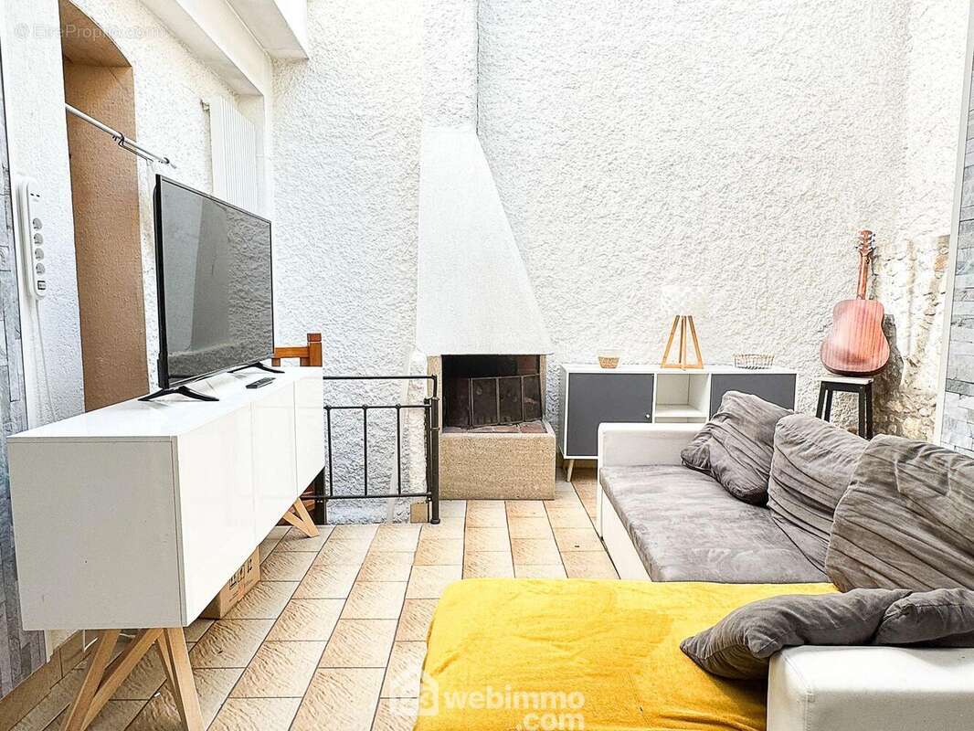 Salon avec cheminée ouverte et... - Maison à MAULEON